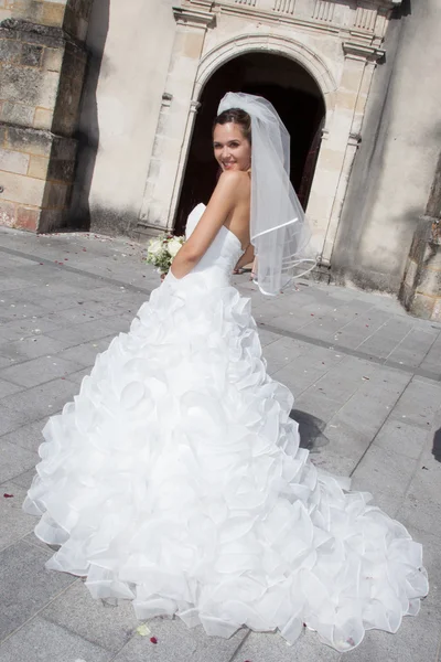Schöne Braut in weiß — Stockfoto