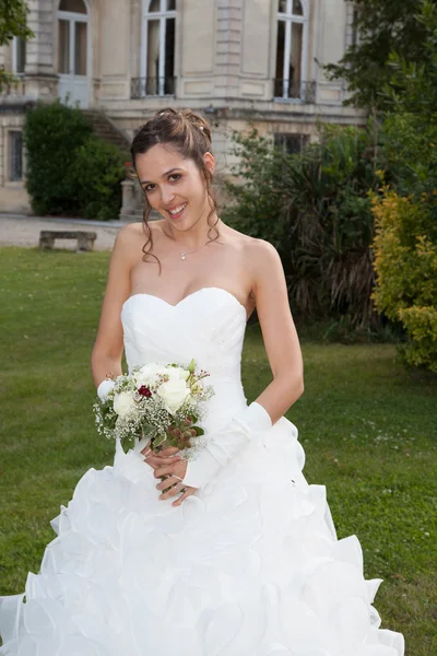 Прекрасная невеста в белом — стоковое фото
