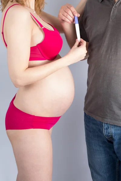 Güzel bir hamile kadın — Stok fotoğraf