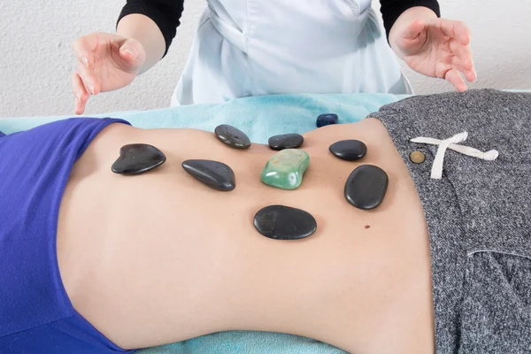 Massage met hete stenen — Stockfoto