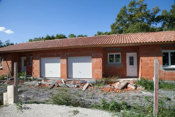 Casa inacabada de tijolo — Fotografia de Stock