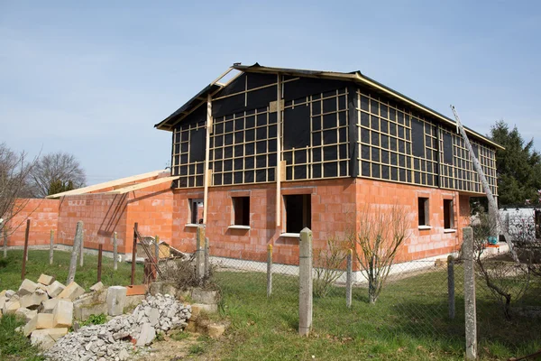 Casa inacabada de ladrillo —  Fotos de Stock