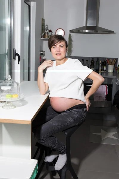 Беременная молодая женщина у себя дома — стоковое фото
