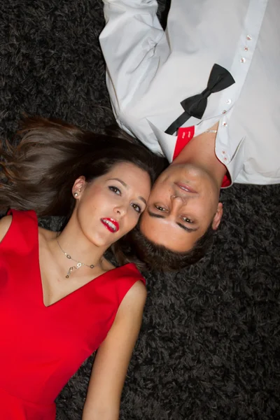 Joli couple en rouge et blanc — Photo