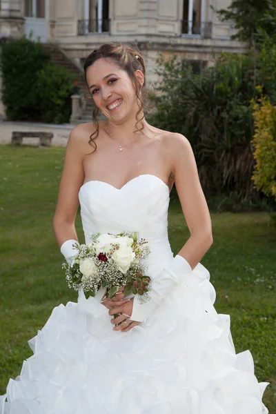 Милая невеста в белом — стоковое фото