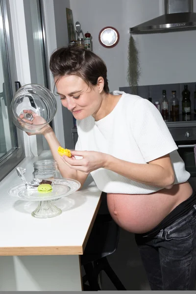 Der schöne Bauch einer schwangeren Frau — Stockfoto