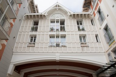 Denize sıfır binada