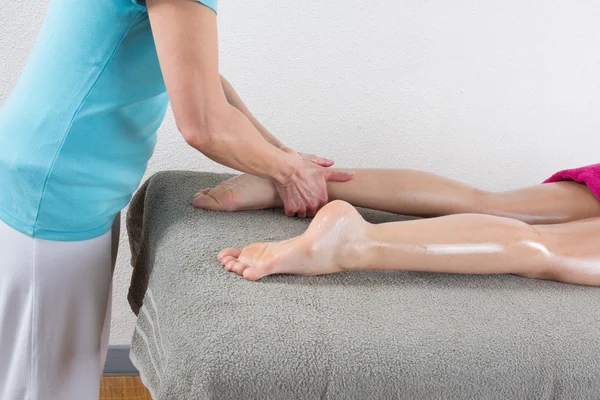 A shiatsu massage is giving by a woman therapist — Stock Photo, Image