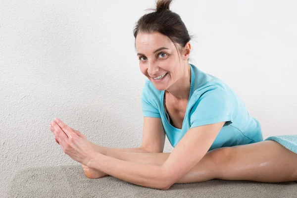 Een shiatsu massage is geven door een vrouw therapeut — Stockfoto