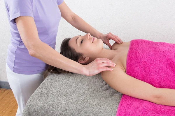 Masaż shiatsu jest dawanie przez terapeutę kobieta — Zdjęcie stockowe