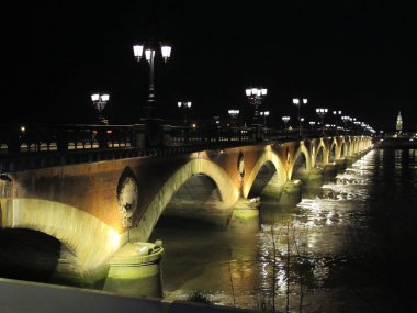 Pont de pierre gece görünümü