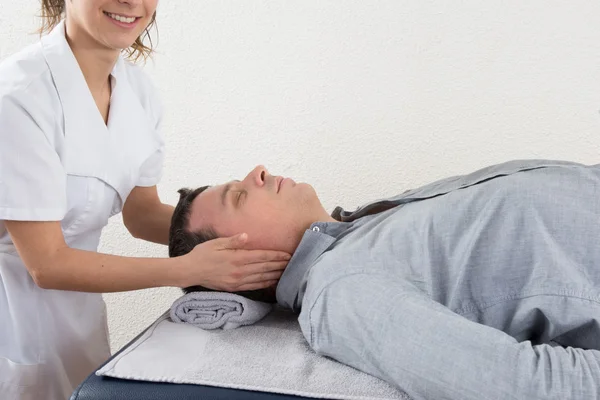 Massage für den Kopf des Mannes — Stockfoto