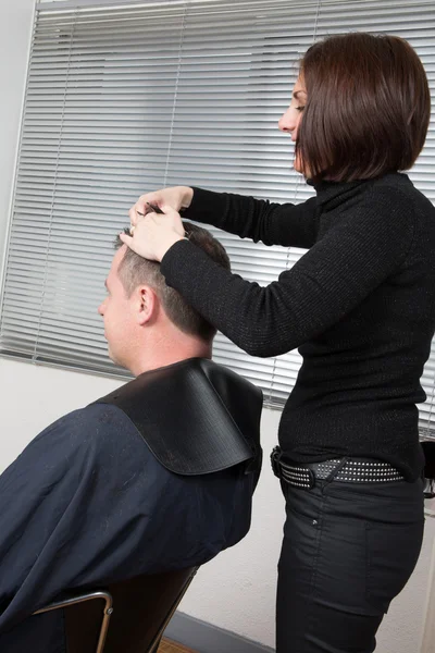 Man bij de kapper ' salon — Stockfoto