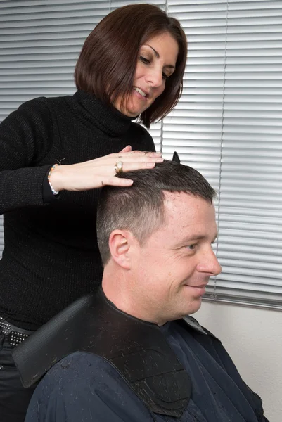 Mannen på frisören "salon — Stockfoto