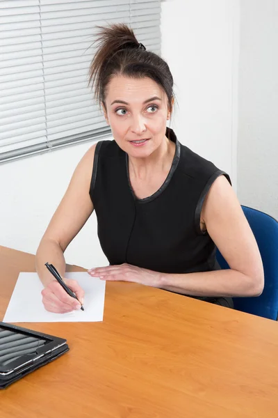 Mujer de negocios en el trabajo — Foto de Stock