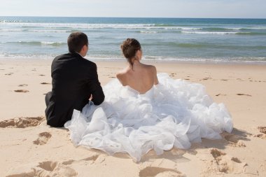 Çift düğün kumsalda