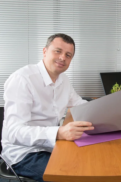 Geschäftsmann am Schreibtisch — Stockfoto