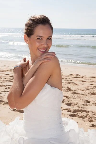 Nevěsta na pláži — Stock fotografie