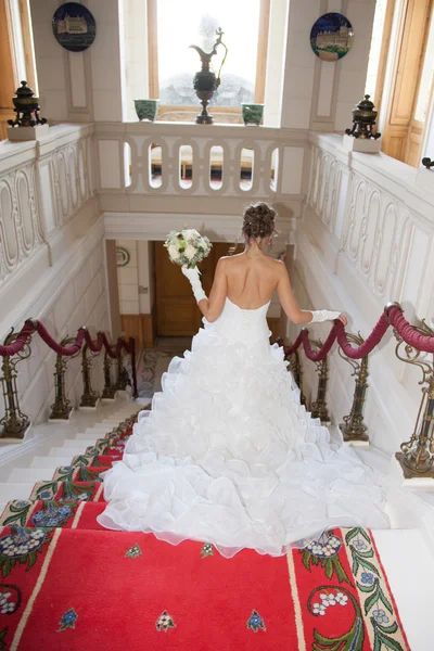Невеста в белом в день свадьбы — стоковое фото