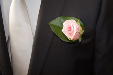 Damat siyah bir takım elbise üzerinde düğün kırmızı gül