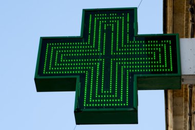 ilaç çapraz üzerinde mavi adam izole iluminated yeşil