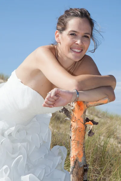 Lovely bride on the ocean — Stock Photo, Image