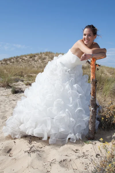 Preciosa novia en el océano — Foto de Stock