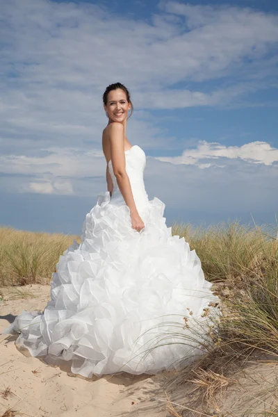 Bella sposa sull'oceano — Foto Stock