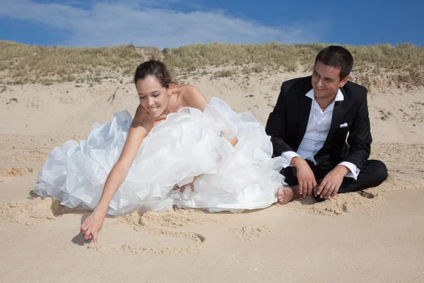 Junges Hochzeitspaar — Stockfoto