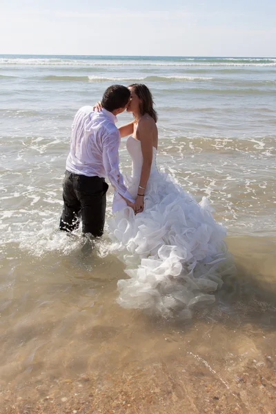 Jovem casal de casamento — Fotografia de Stock