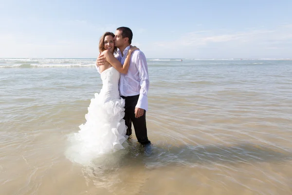 Joven pareja de boda — Foto de Stock