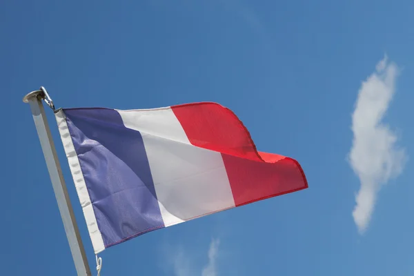 Французский флаг над голубым небом — стоковое фото