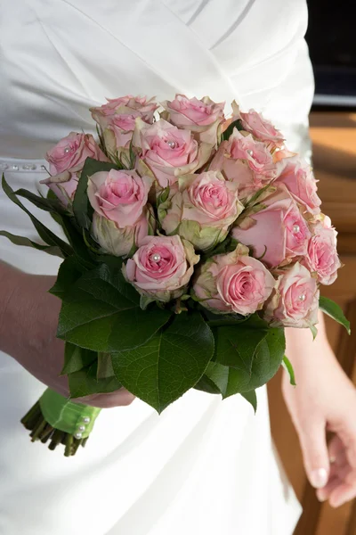 Um buquê de flores de casamento de rosas rosa — Fotografia de Stock