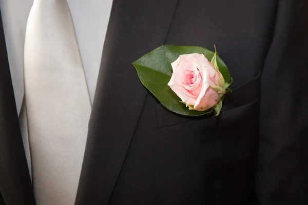 上一套黑色的西装新郎的婚礼红玫瑰 — 图库照片