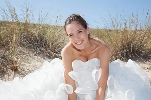 Bonita y encantadora novia — Foto de Stock