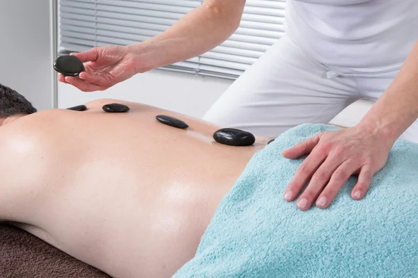 Man ontvangt een massage — Stockfoto