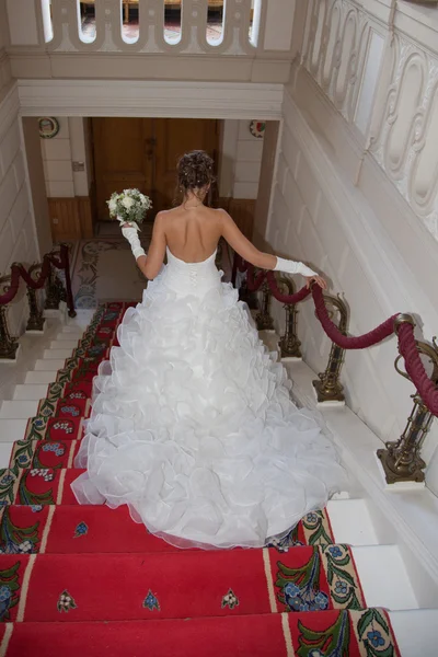 Braut an ihrem Hochzeitstag — Stockfoto