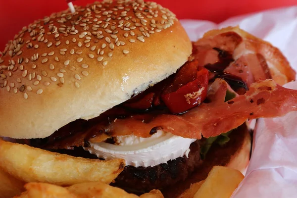 Gurme burger lezzetli et ve keçi peyniri — Stok fotoğraf