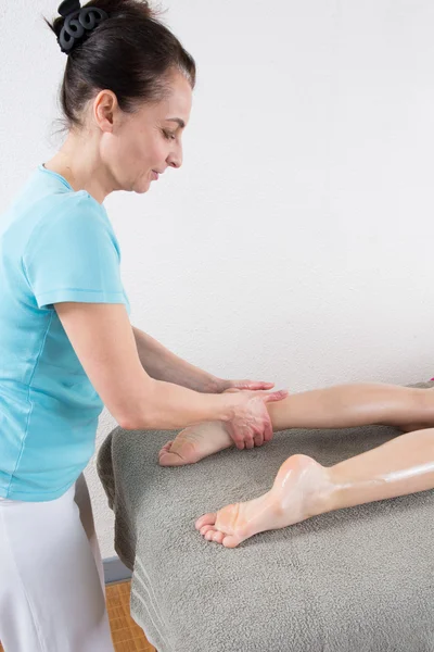 Kobieta otrzymująca masaż — Zdjęcie stockowe