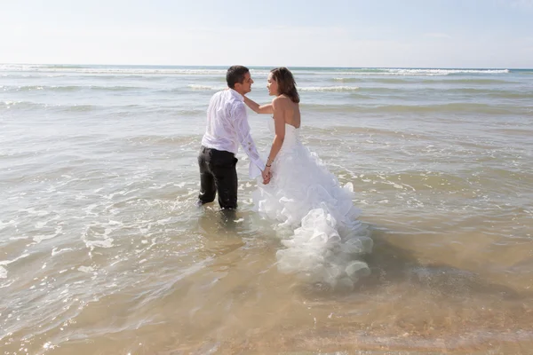 Una bonita pareja de boda en el océano — Foto de Stock