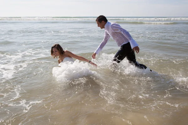 Hezké Svatební pár v oceánu — Stock fotografie