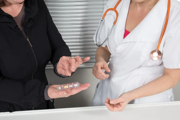 Arzt gibt einer alten Frau Medikamente — Stockfoto