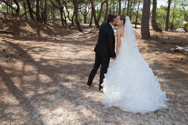 Hochzeitspaar am Strand — Stockfoto