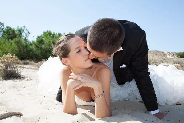 Bröllop par på stranden — Stockfoto