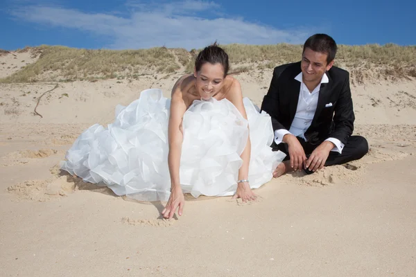 在海滩的新婚夫妇 — 图库照片