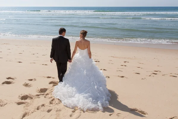 Casal de casamento na praia — Fotografia de Stock