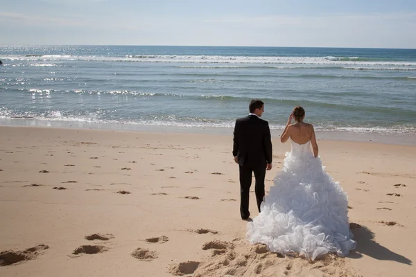 Hochzeitspaar am Strand — Stockfoto