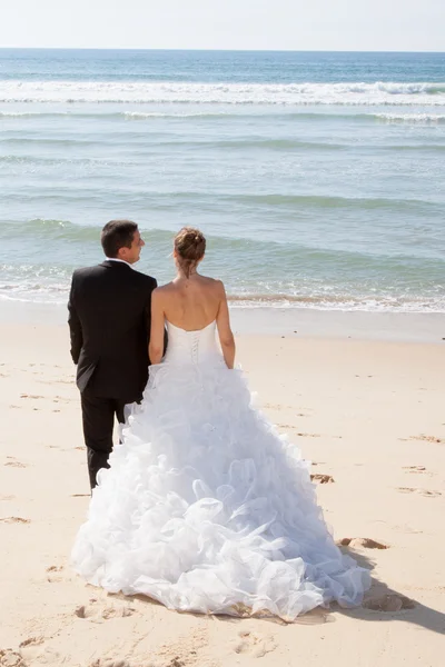 在海滩的新婚夫妇 — 图库照片