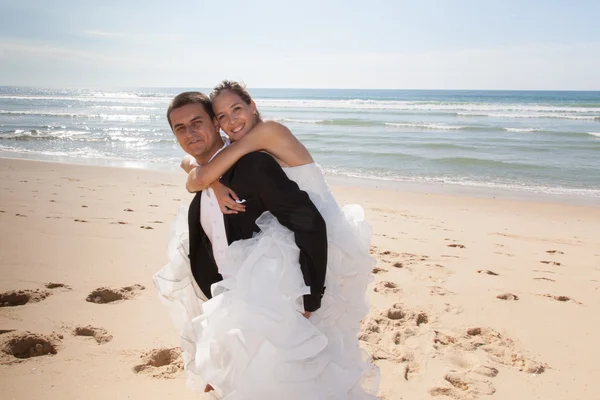 Bröllop par på stranden — Stockfoto