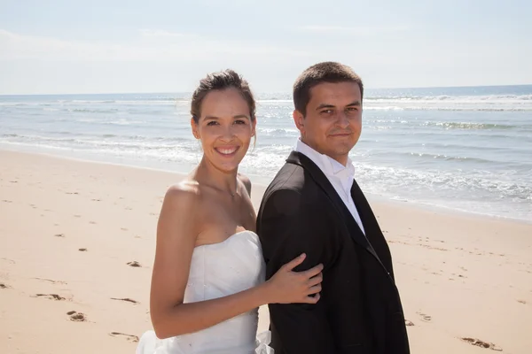 Bröllop par på stranden — Stockfoto